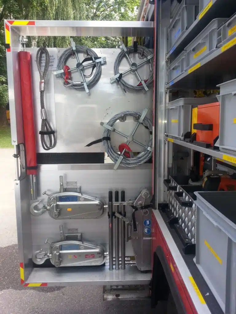 Soccorso Alluvionale e Fluviale Europa Il vano portaoggetti del camion dei pompieri, essenziale per le missioni Rescue 3, è dotato di cavi a spirale, ganci e contenitori organizzati per l'attrezzatura utilizzata nel soccorso ad autoveicoli immersi nel fiume. S.A.F.E.® - River Rescue