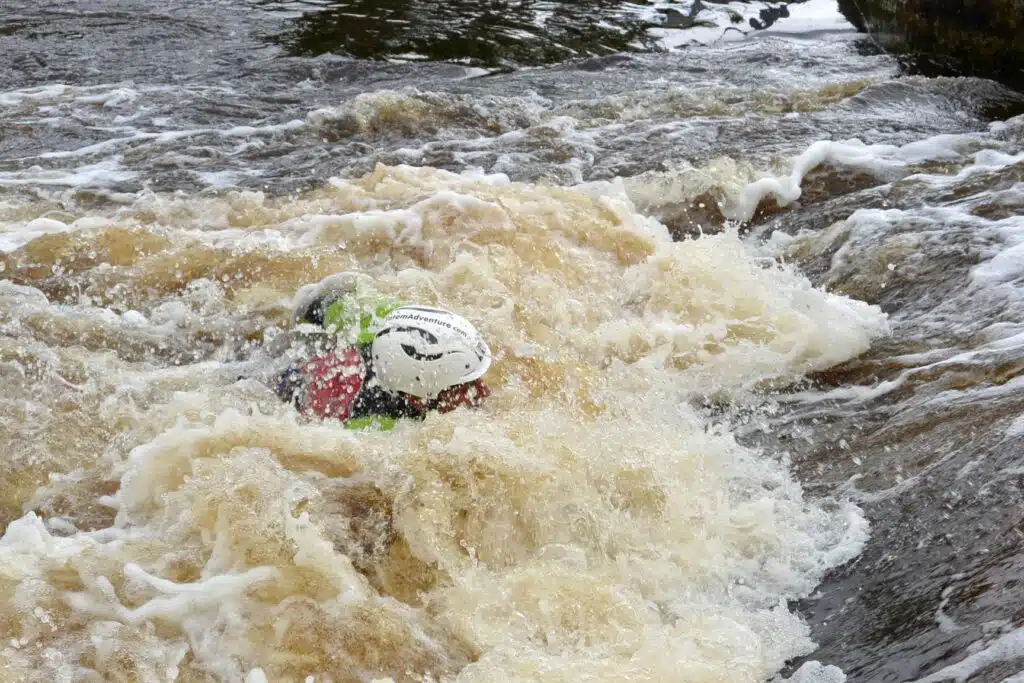 Soccorso Alluvionale e Fluviale Europa Persona con casco e attrezzatura che affronta con abilità rapide impetuose, pronta a qualsiasi situazione di salvataggio. S.A.F.E.® - River Rescue