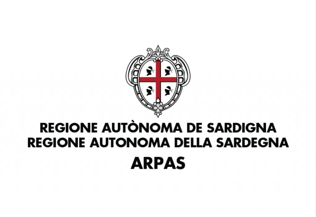 Soccorso Alluvionale e Fluviale Europa Logo della Regione Autonoma della Sardegna raffigurante l'emblema dell'ARPAS, accompagnato da un testo in lingua italiana, a simboleggiare l'impegno per la sicurezza ambientale e la collaborazione con Corsi Rescue 3 per la preparazione alle emergenze. S.A.F.E.® - River Rescue