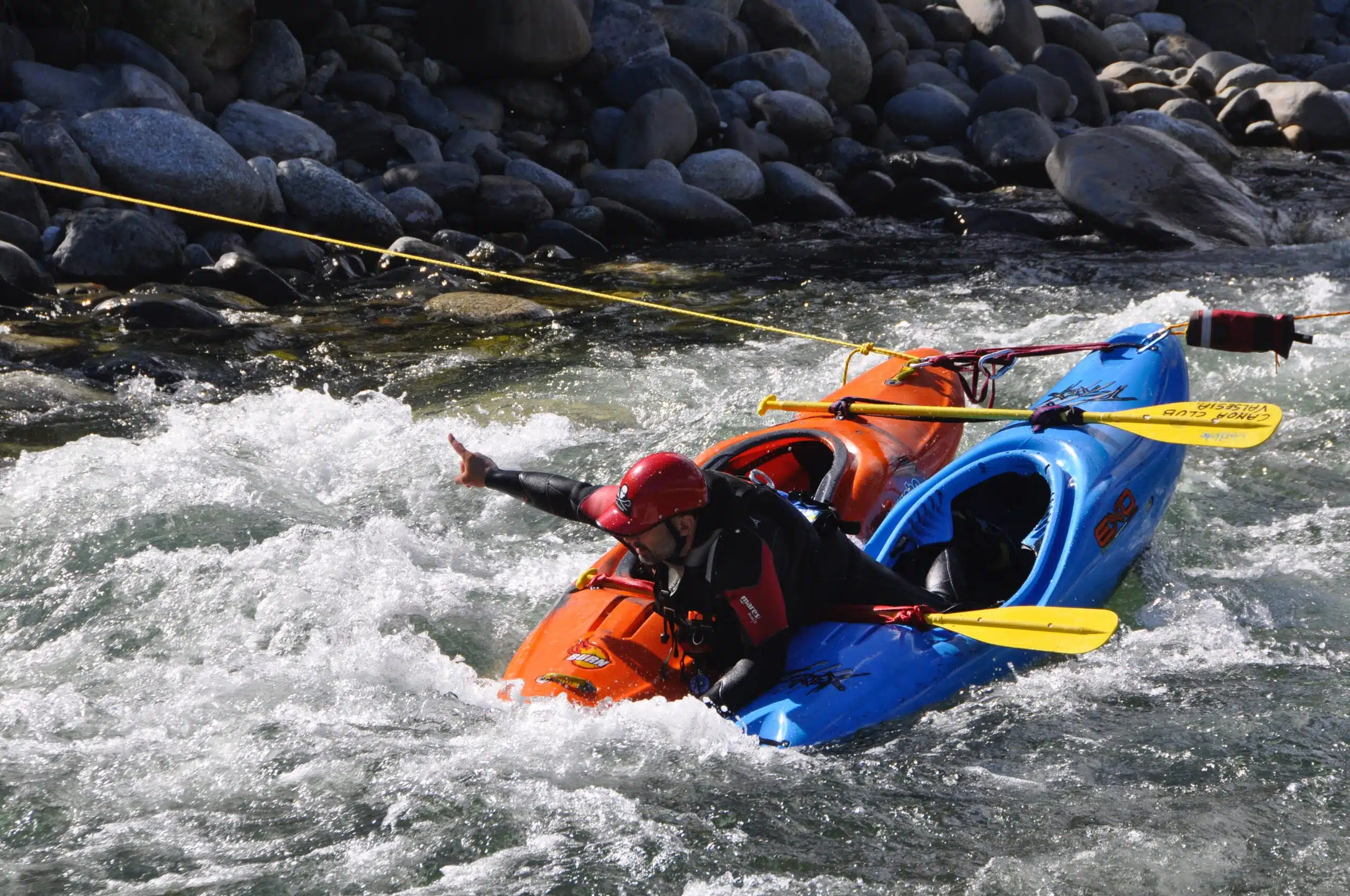Soccorso Alluvionale e Fluviale Europa Un istruttore di Rescue 3 e un altro kayakista affrontano con maestria le rapide, mentre uno dei due dà il via libera con sicurezza. S.A.F.E.® - River Rescue