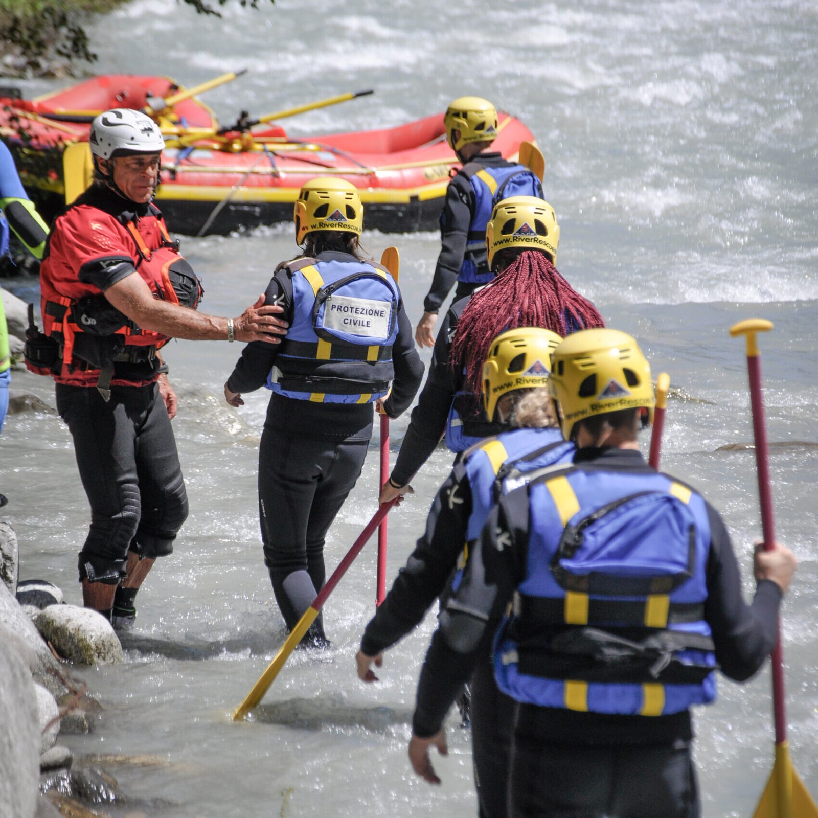 Soccorso Alluvionale e Fluviale Europa Un gruppo di rafter equipaggiati entra nel fiume con le pagaie, sapientemente guidati da un istruttore certificato Rescue 3. S.A.F.E.® - River Rescue