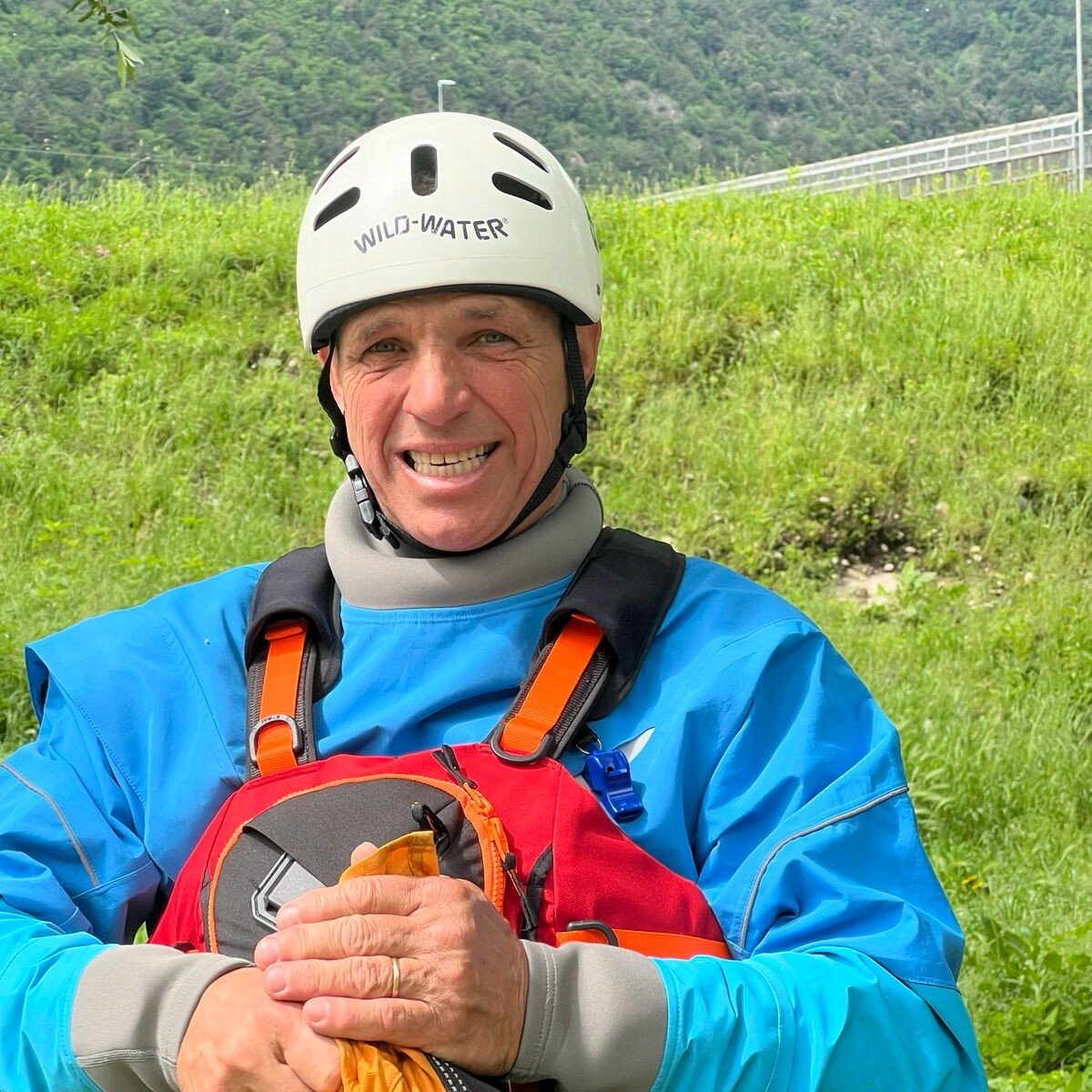 Soccorso Alluvionale e Fluviale Europa Paolo Benciolini, un uomo sorridente che indossa un casco bianco da sport acquatici e un giubbotto di salvataggio. S.A.F.E.® - River Rescue