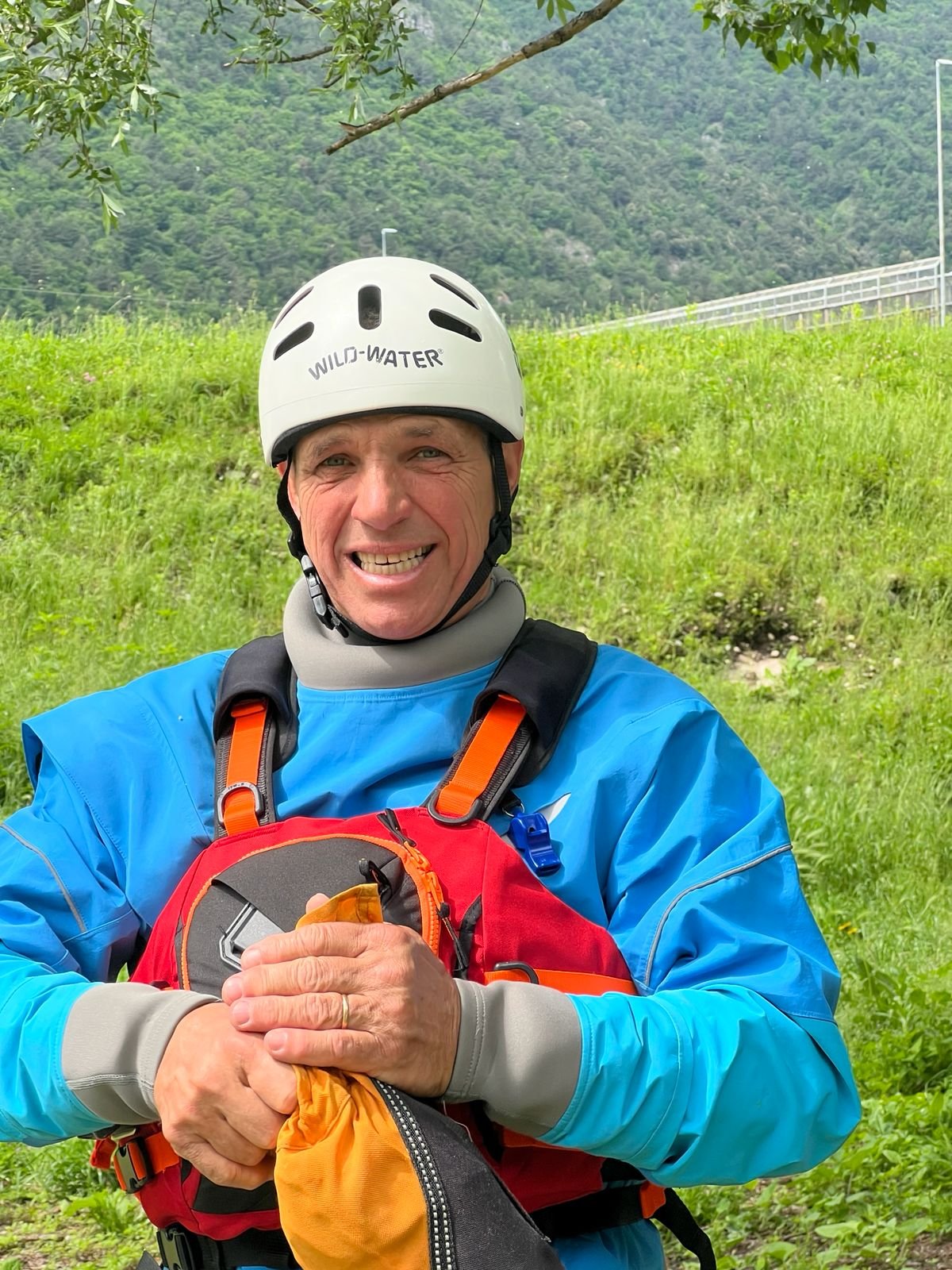 Soccorso Alluvionale e Fluviale Europa Paolo Benciolini, un uomo sorridente che indossa un casco bianco da sport acquatici e un giubbotto di salvataggio. S.A.F.E.® - River Rescue