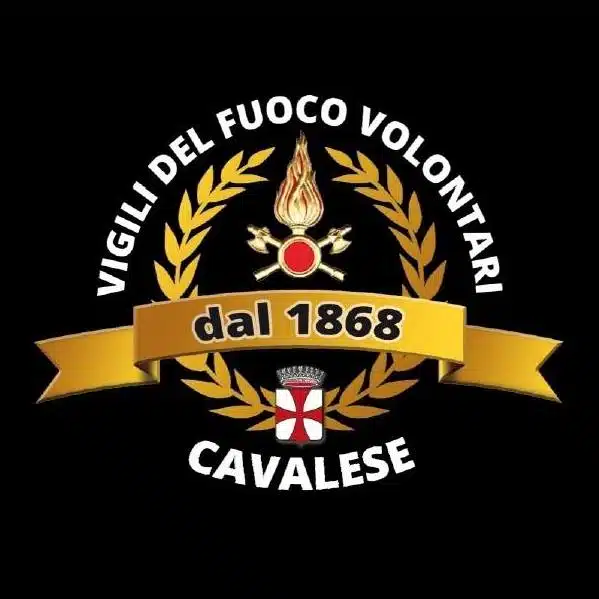 Soccorso Alluvionale e Fluviale Europa Emblema dei vigili del fuoco sicuro raffigurante Vigili del Fuoco Volontari Cavalese dal 1868, una fiamma, alloro e stemma. S.A.F.E.® - River Rescue