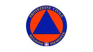 Soccorso Alluvionale e Fluviale Europa Logo circolare della Protezione Civile Regione Piemonte caratterizzato da un triangolo blu su sfondo rosso, simbolo di una comunità sicura e protetta. S.A.F.E.® - River Rescue