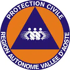 Soccorso Alluvionale e Fluviale Europa Logo circolare della Protezione Civile della Valle d'Aosta, raffigurante tre figure all'interno di un triangolo arancione e blu, simbolo di una comunità sicura. S.A.F.E.® - River Rescue