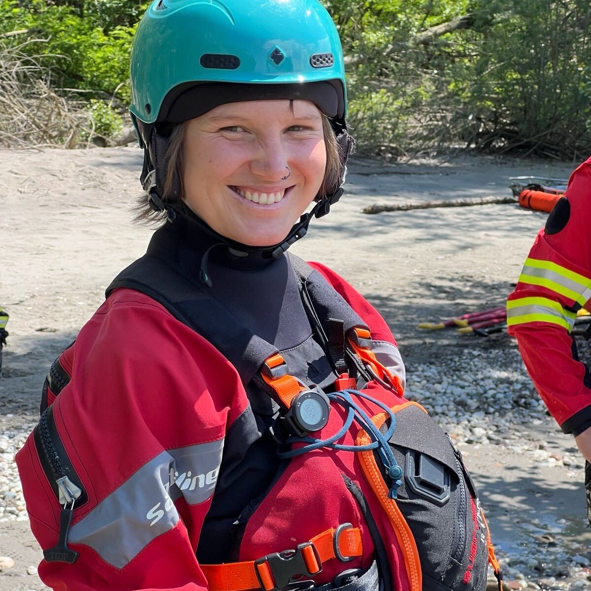 Soccorso Alluvionale e Fluviale Europa Francesca Leonardi è una donna sorridente che indossa un casco da salvataggio color verde acqua e un giubbotto di salvataggio rosso. S.A.F.E.® - River Rescue