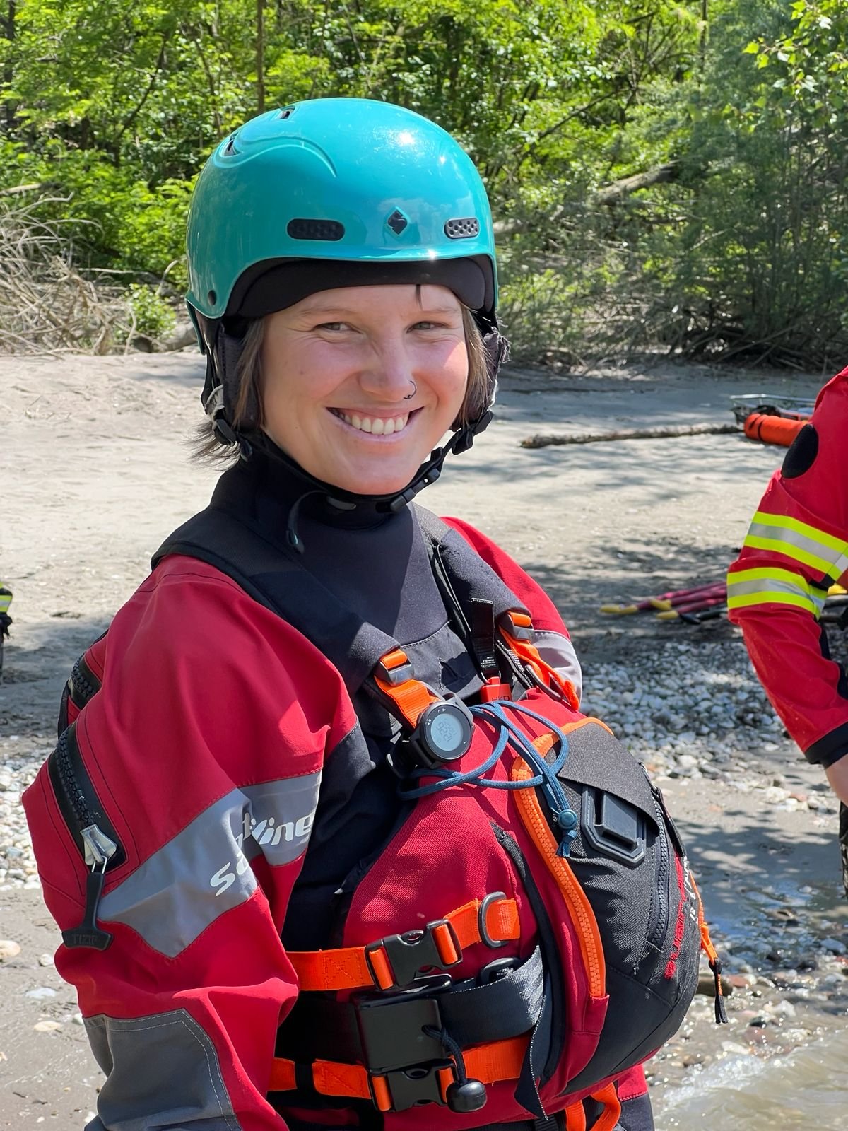 Soccorso Alluvionale e Fluviale Europa Francesca Leonardi è una donna sorridente che indossa un casco da salvataggio color verde acqua e un giubbotto di salvataggio rosso. S.A.F.E.® - River Rescue